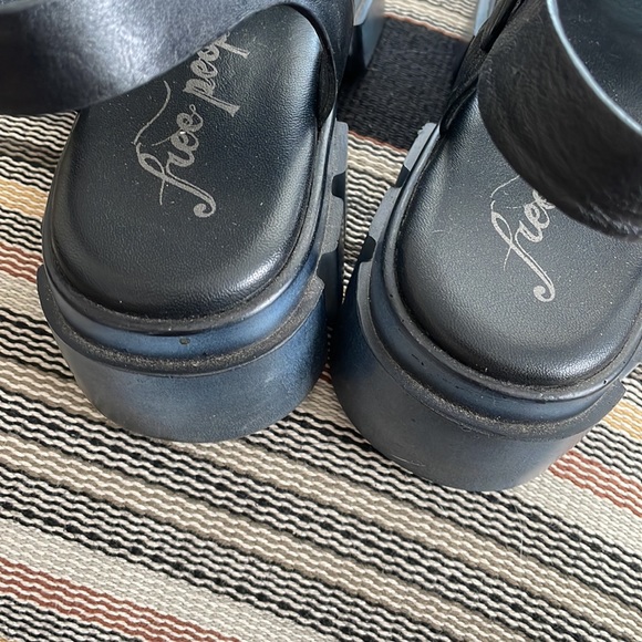 Super Cute 💕 Free People Brooks black fisherman sandals!! - Picture 8 of 14